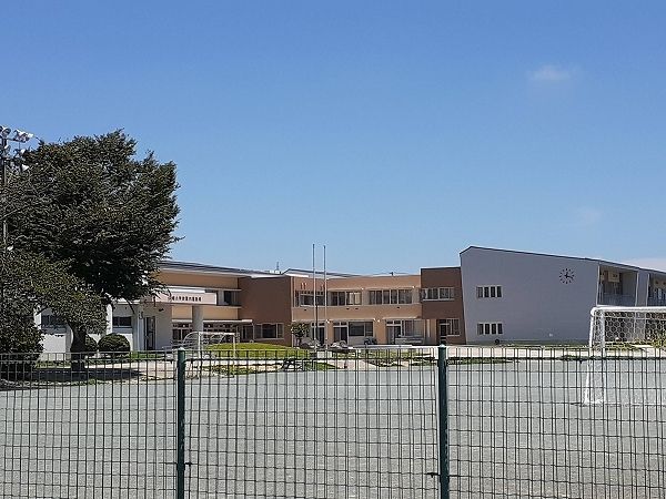 【亀山市川崎町のアパートの小学校】