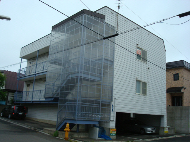 函館市柏木町のアパートの建物外観
