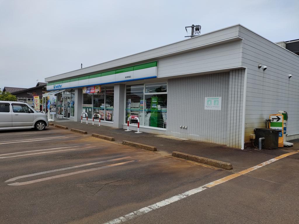 コンビニ　ファミリーマート新津車場店（コンビニ）まで627m