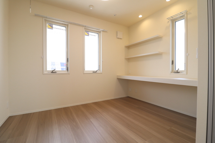 その他部屋・スペース　洋室4.2帖はPCカウンター付です♪