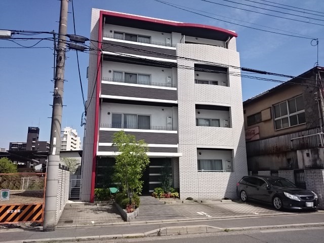 京都市右京区西京極東大丸町のマンションの建物外観