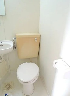 ＪＲ京浜東北線 東神奈川駅 徒歩12分 11階建 築38年のトイレ写真