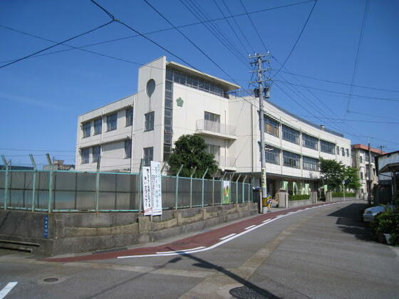 【たんぽぽコーポ内免の小学校】