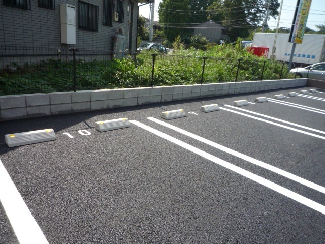 【北足立郡伊奈町学園のアパートの駐車場】