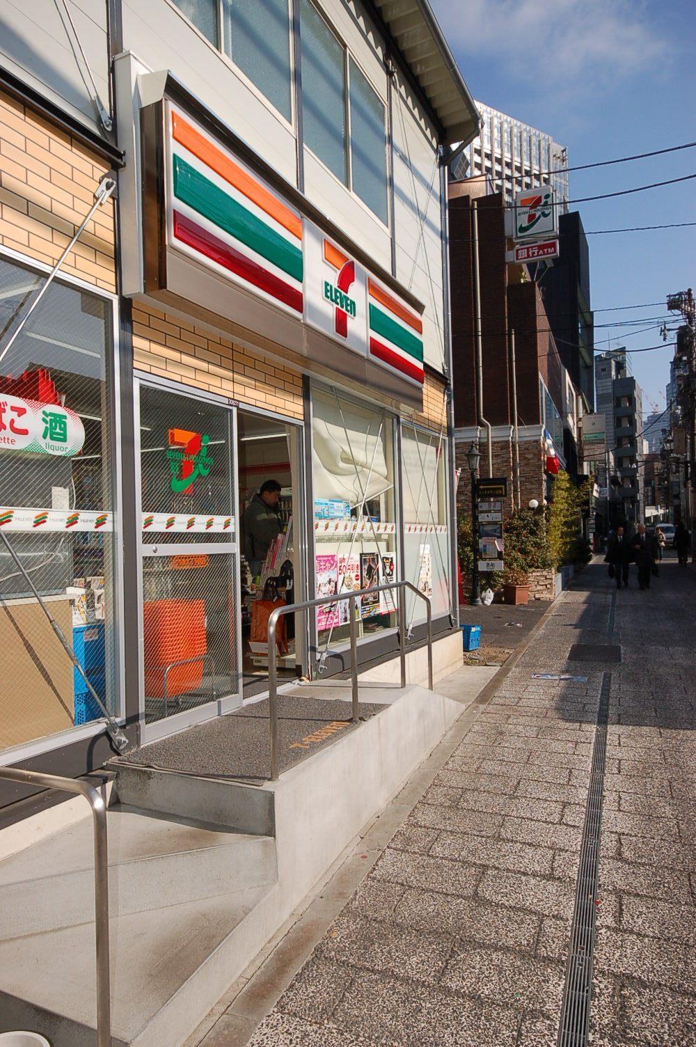 コンビニ　セブン-イレブン六本木７丁目店（コンビニ）まで113m