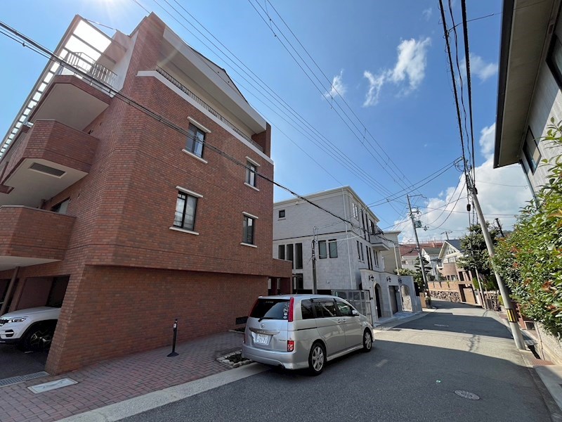 芦屋市西山町のマンションの建物外観