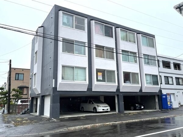 札幌市東区北二十一条東のマンションの建物外観