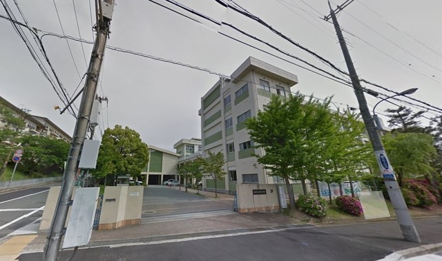 小学校　明石市立松が丘小学校（小学校）まで613m