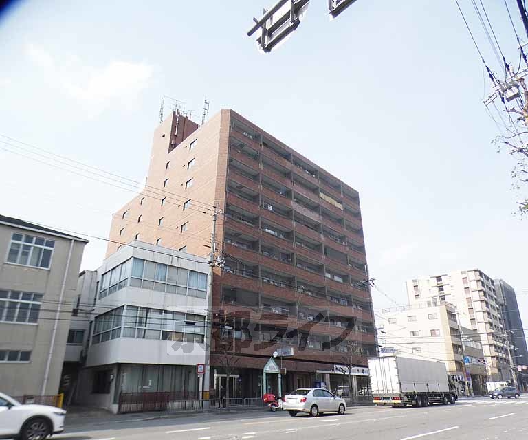 京都市下京区西七条掛越町のマンションの建物外観