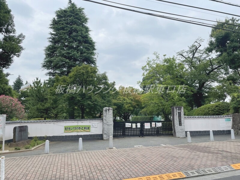 中学校　板橋区立加賀中学校（中学校）まで489m