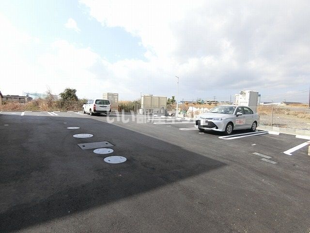 【津市栗真町屋町のマンションの駐車場】