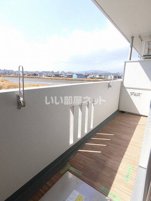 【津市栗真町屋町のマンションのバルコニー】