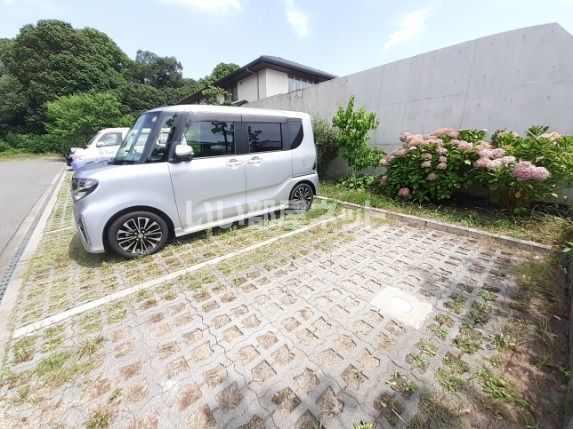 【京都市伏見区桃山町下野のアパートの駐車場】