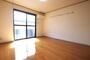 居室・リビング　洋室８帖　南向きのお部屋です☆