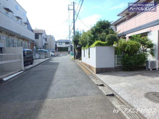 眺望　●建物の前面の道路の様子。