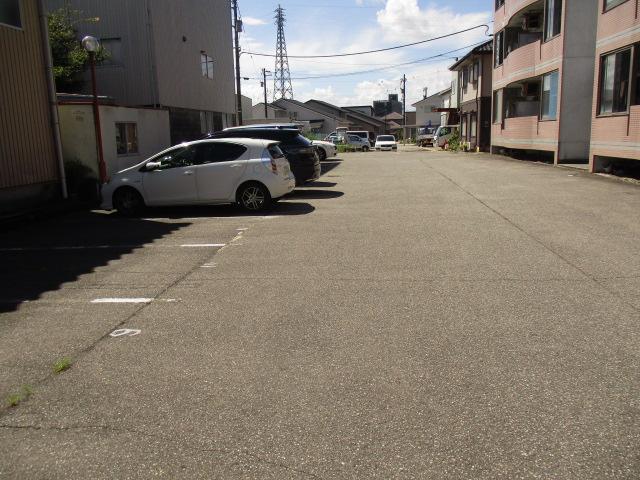 駐車場　運転に自信が無くても安心の広さ！