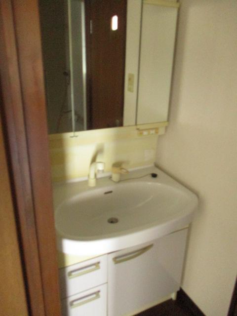 洗面設備　浴室・トイレと独立していて使いやすいです！