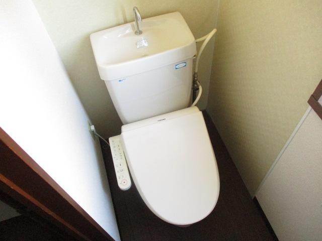 トイレ　窓が付いていて明るめトイレです！