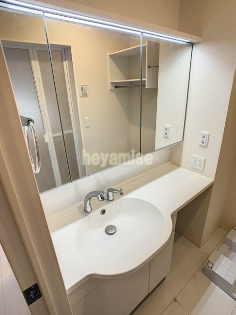 洗面設備　写真は１０２号です。