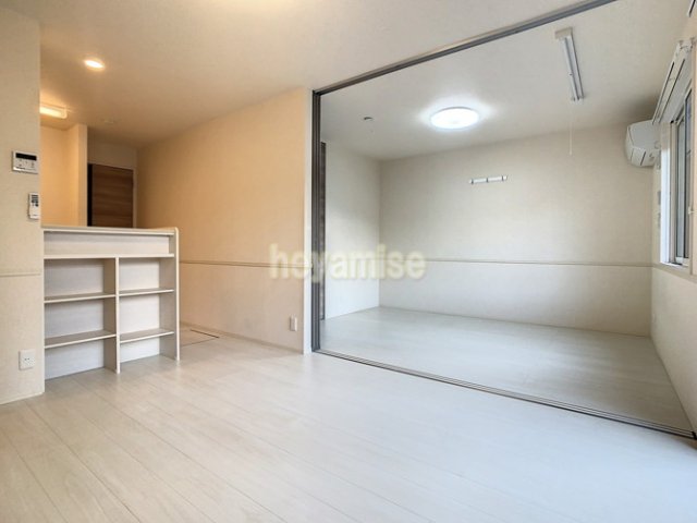 居室・リビング　写真は１０２号です。