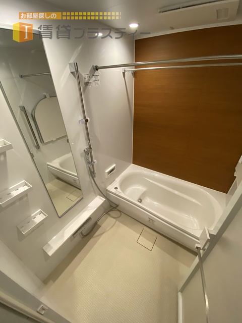 バス・シャワールーム　追い炊き機能・浴室乾燥機能付き。