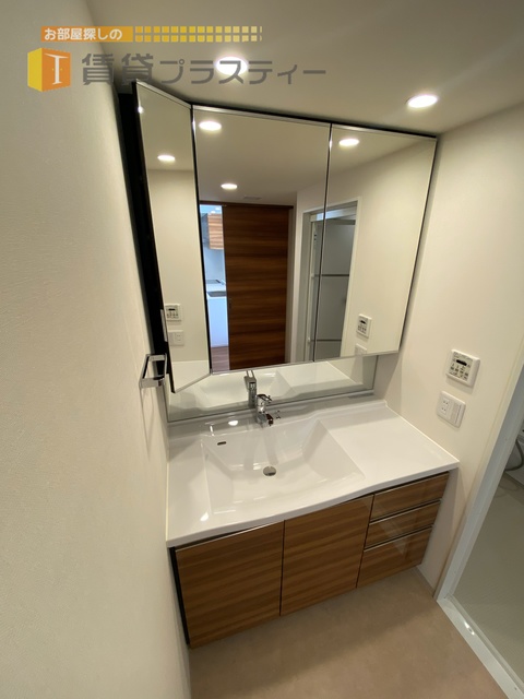 洗面設備　使い勝手の良い独立洗面台です。