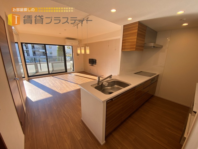 居室・リビング　光が差し込む開放感あふれるリビングです。