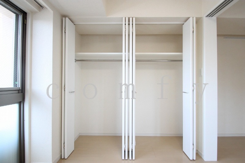 収納　ベッドルームの壁一面収納