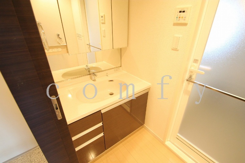 洗面設備　清潔感のある洗面台