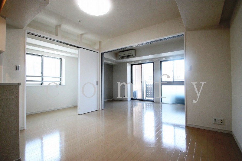 居室・リビング　角部屋２面採光の明るい室内