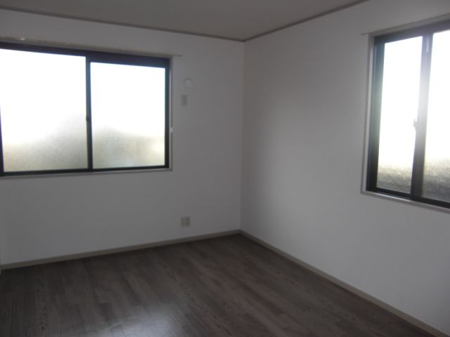 その他部屋・スペース　角部屋タイプなので窓が多く明るい室内です