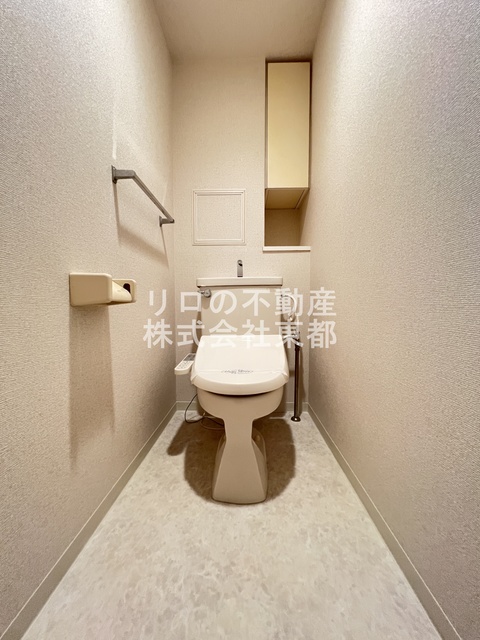 トイレ　白基調で清潔感のあるトイレです♪