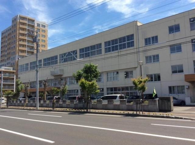 中学校　札幌市立美香保中学校（中学校）まで219m