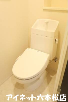 トイレ　温水便座付きです。