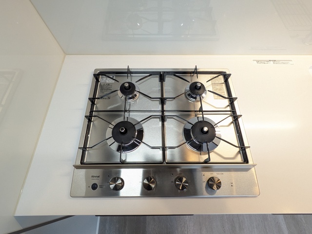 キッチン　４口ガスコンロ