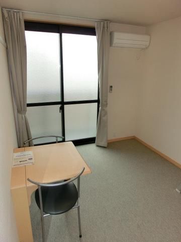 居室・リビング　照明・カーテンも付いてます