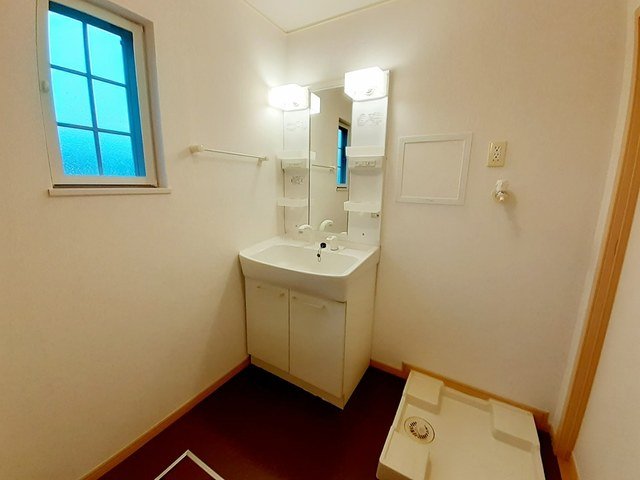 洗面設備　明るい洗面所です