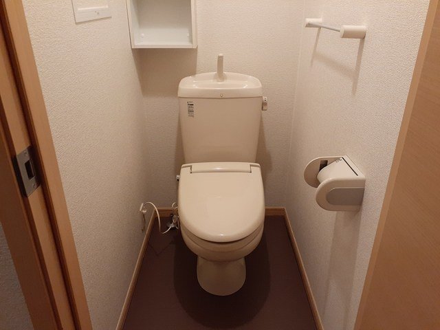 トイレ　落ち着いた色調のトイレです