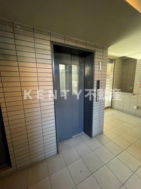 その他設備　落ち着いた色調の寝室です