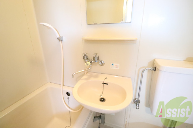 洗面設備　いたって普通の洗面台でございます。