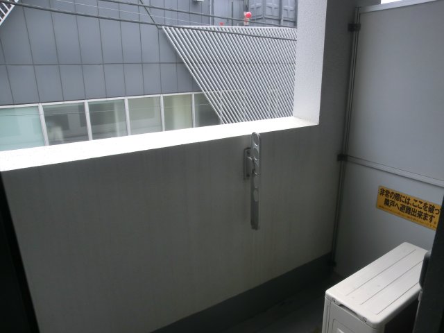 バルコニー　暖かな日差しのふりそそぐバルコニー