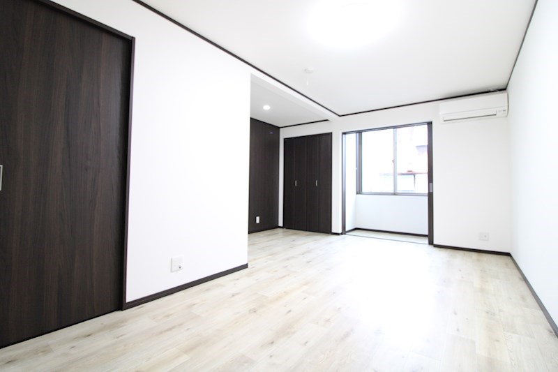 居室・リビング　白基調のフローリングで明るいお部屋です。