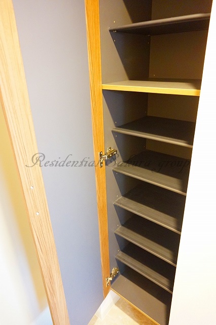 玄関　収納豊富なシューズボックスです♪