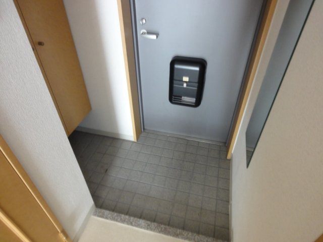 玄関　同物件別号室の写真です。
