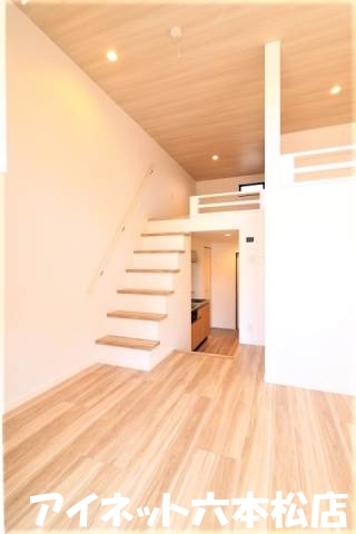 居室・リビング　家具の配置に困らないリビングですね