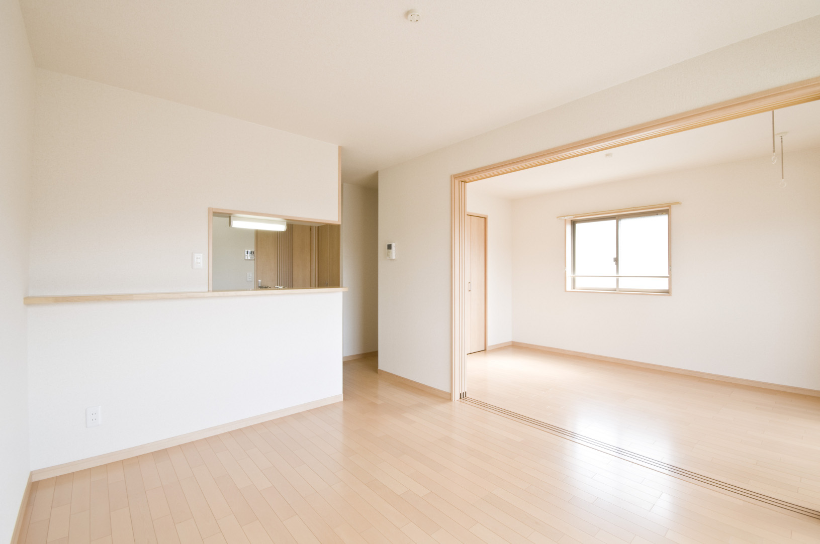 居室・リビング　ＬＤＫ10.6帖と洋室6.8帖