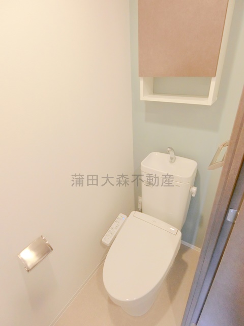 トイレ　棚収納と温水洗浄便座付きのトイレ