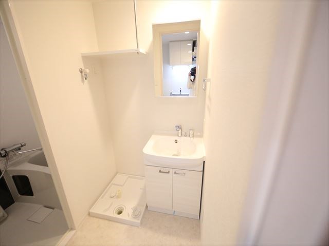 洗面設備　脱衣所　独立洗面台（シャンプードレッサー付）収納スペース有