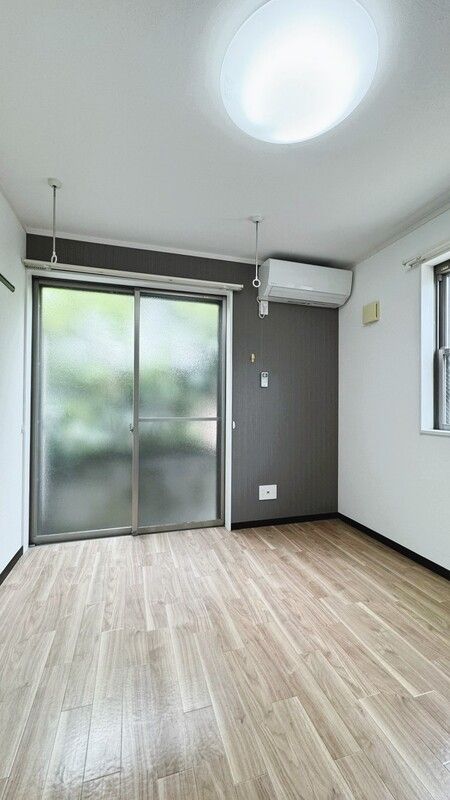 居室・リビング　落ち着いた色合いの床材を使用した居住空間です。