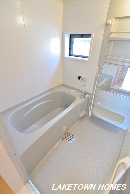 バス・シャワールーム　小窓のある追い焚き機能付きの浴室です。